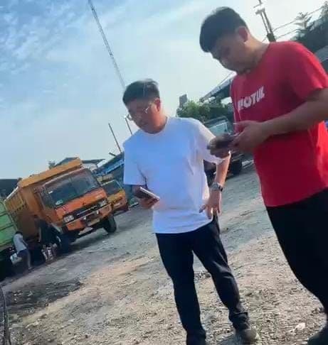 pengusaha_truk_angkut_alat_berat_diduga_ogah_tanggung_jawab_setelah_pekerjanya_tabrak_mobil_avanza