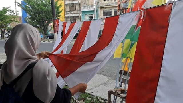 penjualan_bendera_merah_putih_di_medan_menurun_jelang_hut_ri_ke81_pedagang_keluhkan_omzet_turun