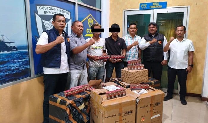 polres_pematangsiantar_limpahkan_4800_bungkus_rokok_ilegal_dan_dua_terduga_pelaku_ke_bea_cukai