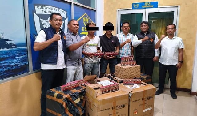 polres_pematangsiantar_limpahkan_4800_bungkus_rokok_ilegal_dan_dua_terduga_pelaku_ke_bea_cukai