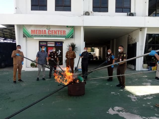 ribuan_barang_bukti_perkara_dimusnahkan_kejari_simalungun_kasus_narkoba_mendominasi