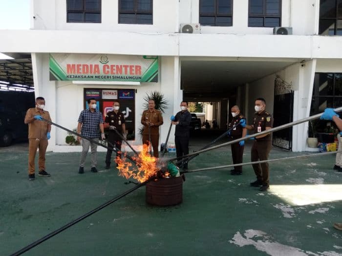 ribuan_barang_bukti_perkara_dimusnahkan_kejari_simalungun_kasus_narkoba_mendominasi