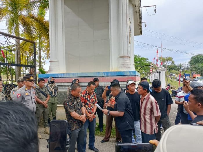 desak_kadispora_dan_ketua_koni_dicopot_aliansi_masyarakat_demo_di_kantor_bupati_labusel