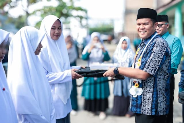 1036_paket_bantuan_alat_tulis_dan_tas_disalurkan_ke_siswa_muhammadiyah_sei_rampah