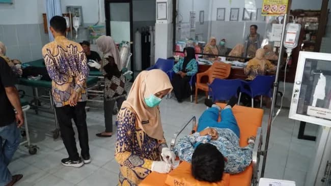 256_siswa_dan_guru_smpn_1_kabuh_jombang_diduga_keracunan_mbg