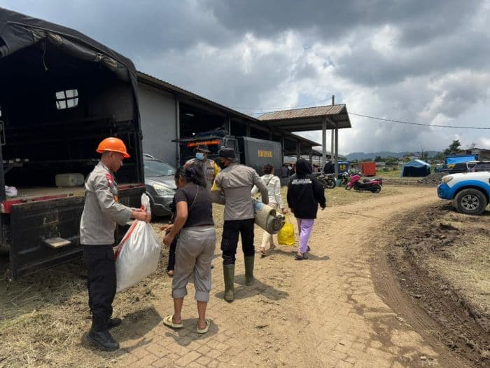 brimob_dan_polres_karo_layani_antarjemput_warga_pengungsi_erupsi_gunung_sinabung