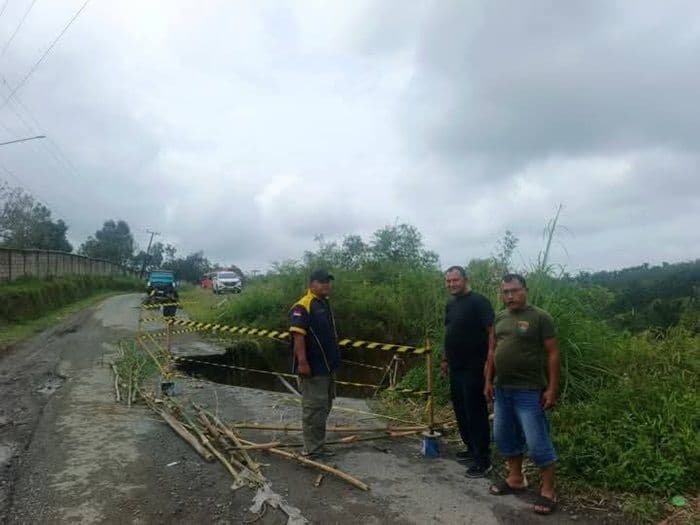 jalan_lintas_langkatkaro_di_sei_bingei_longsor_kendaraan_besar_dilarang_melintas_