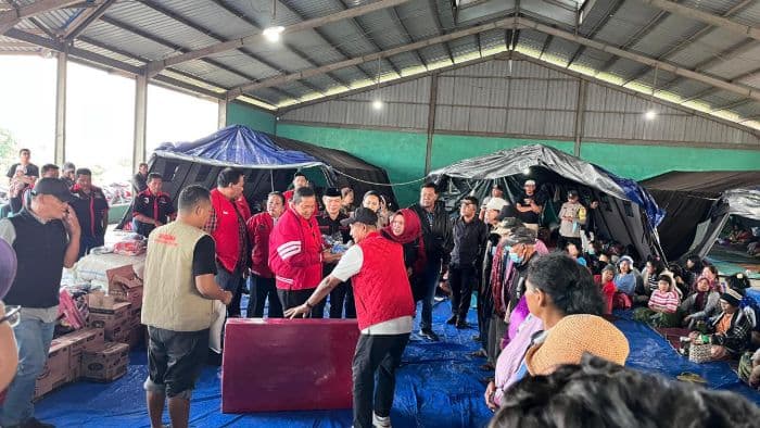 pdip_sumut_serahkan_bantuan_ke_warga_pengungsi_gunung_sinabung