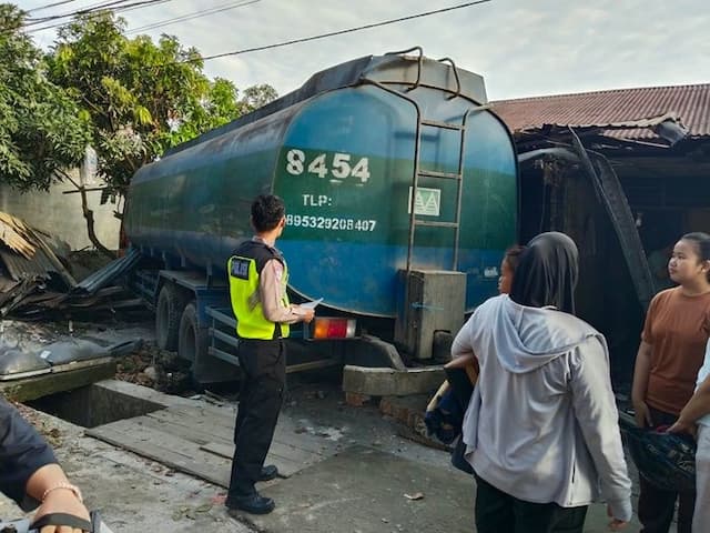 sopir_diduga_mengantuk_truk_tangki_tabrak_rumah_warga_di_perbaungan_sergai_