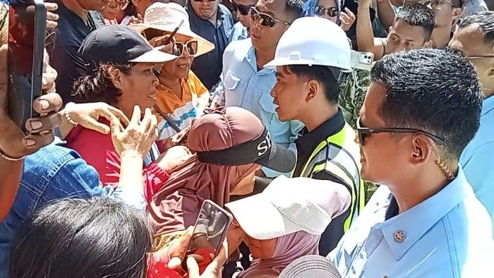 wapres_gibran_dihadang_warga_korban_bencana_di_tapteng_keluhkan_jadup_dan_huntap