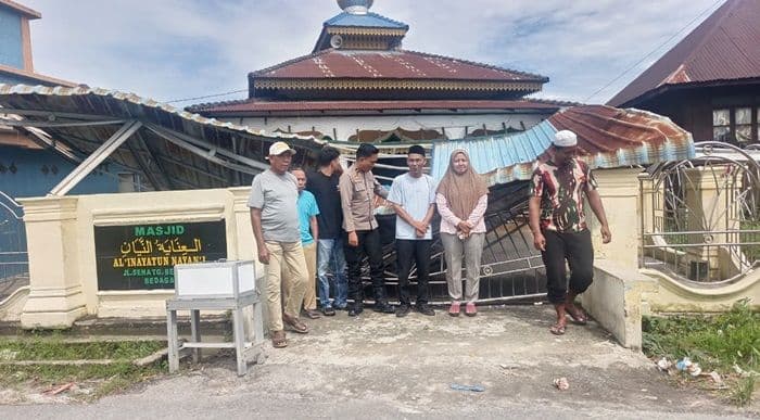 diterjang_angin_kencang_kanopi_masjid_di_sergai_ambruk