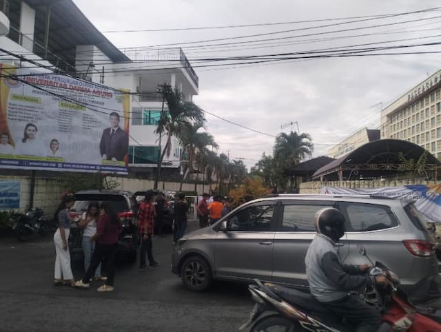 ditutup_dosenpegawai_dan_mahasiswa_universitas_darma_agung_tak_bisa_masuk_kampus_sendiri