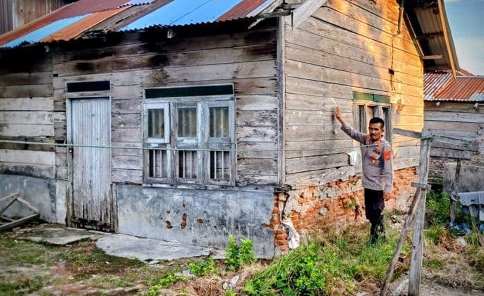 kapolsek_medang_deras_survei_rumah_calon_penerima_bedah_rumah_dari_kapolres_batu_bara