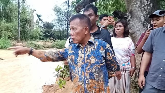 atasi_banjir_mela_iii_bupati_masinton_kerahkan_dua_alat_berat_normalisasi_sungai