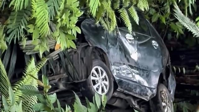 mobil_masuk_jurang_di_jalur_medanberastagi_tiga_orang_selamat