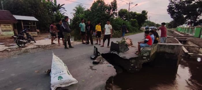 akibat_banjir_jalan_lintas_di_kecamatan_wampu_langkat_amblas