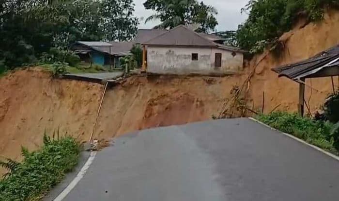 akses_taptengtarutung_masih_terputus_sitahuis_terisolasi_akibat_longsor