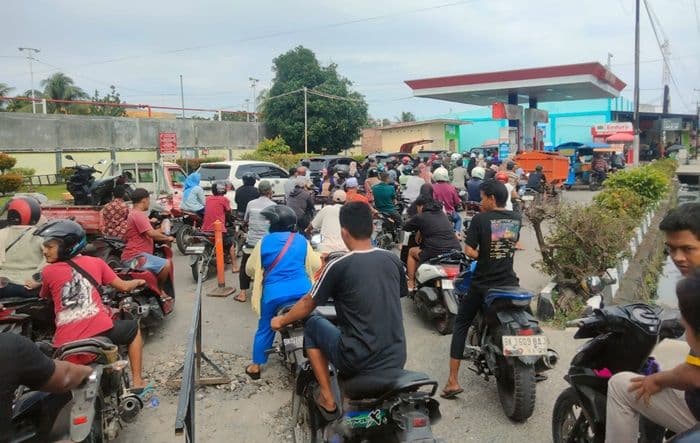 antrean_panjang_bbm_di_asahan_akibat_panic_buying_ini_kata_pertamina