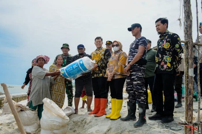 banjir_rob_terjang_bagan_kuala_wabup_sergai_salurkan_bantuan_untuk_warga