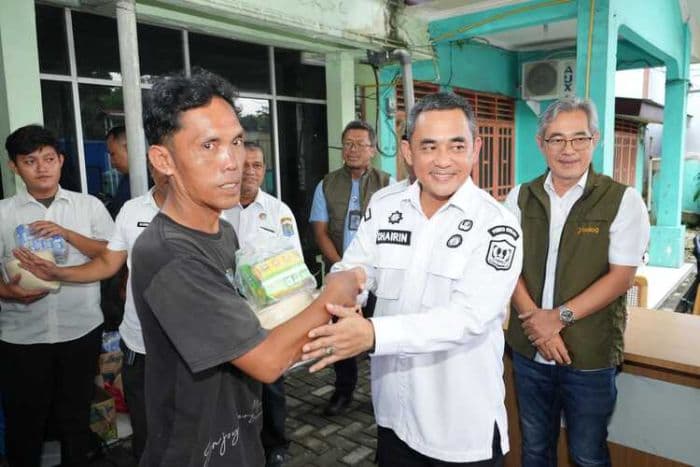 bulog_salurkan_bantuan_beras_untuk_korban_banjir_di_binjai