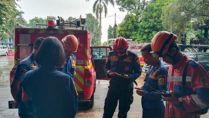 debit_air_meningkat_lima_wisatawan_terjebak_di_air_terjun_curug_seribu_bogor
