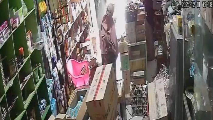 emakemak_di_kisaran_terekam_cctv_curi_sekarung_beras_10_kg_diselundupkan_ke_dalam_daster