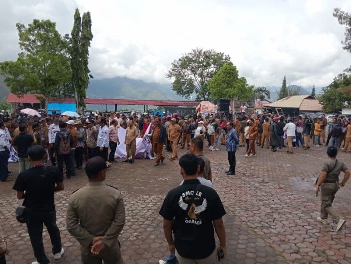 kades_se_samosir_geruduk_kantor_bupati_tolak_pmk_yang_dinilai_memutus_akses_keuangan_desa