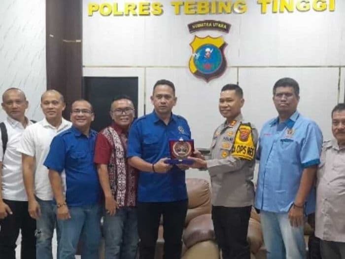 kapolres_tebing_tinggi_minta_anggota_pwi_ikut_pantau_maraknya_penjualan_bbm_pakai_botol