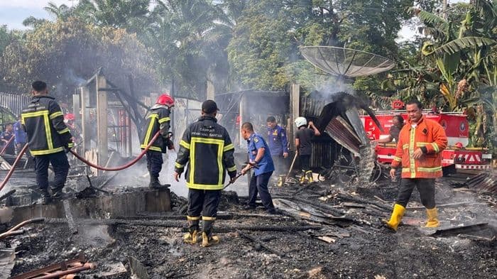 kebakaran_di_siantar_hanguskan_rumah_dan_2_motor_tidak_ada_korban_jiwa