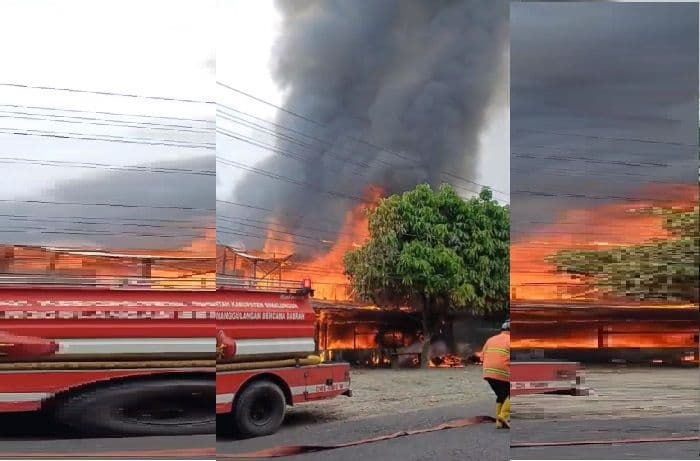 kebakaran_hebat_landa_jalan_asahan_km_8_bangunan_dan_sepeda_motor_hangus_terbakar