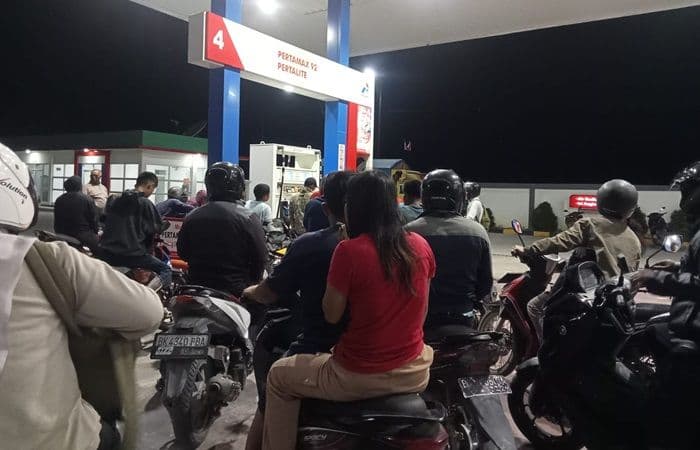 kelangkaan_bbm_di_toba_picu_keributan_di_spbu_polisi_turun_lakukan_pengamanan