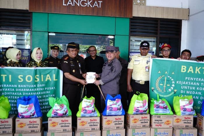 longsorbanjir_terjang_sumut_kajati_beri_bantuan_pegawai_kejaksaan_dan_warga_terdampak