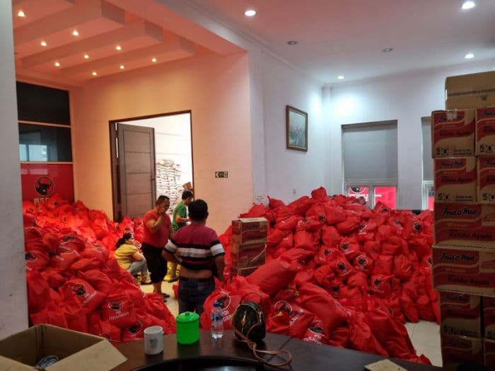 pdip_sumut_salurkan_16_ton_bantuan_ke_tapanuli_tengah_lewati_perjalanan_19_jam