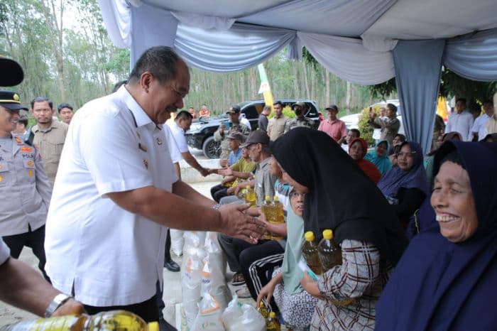 pemkab_asahan_dan_bulog_salurkan_bantuan_pangan_untuk_40_ribu_lebih_warga
