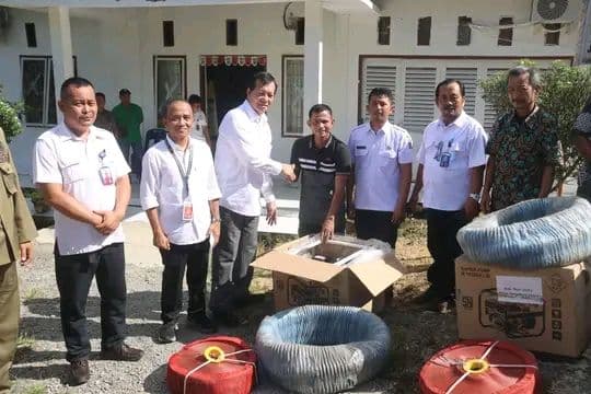 pemkab_nias_utara_salurkan_bantuan_kepada_kelompok_tani