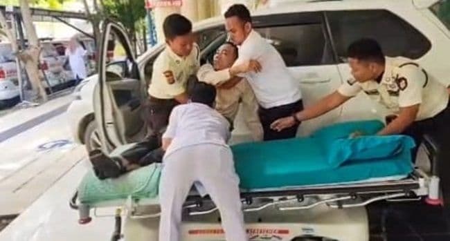 pengendara_mobil_alami_stroke_saat_berkendara_di_deli_serdang_cepat_ditolong_warga_dan_polisi