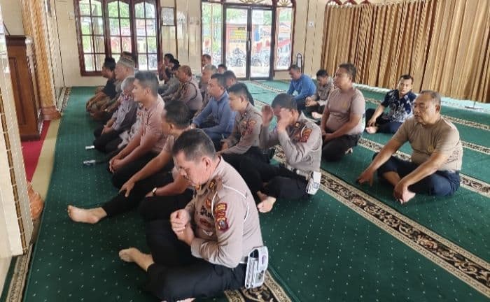 polresta_deli_serdang_gelar_salat_gaib_dan_doa_bersama_untuk_korban_bencana_di_sumatera