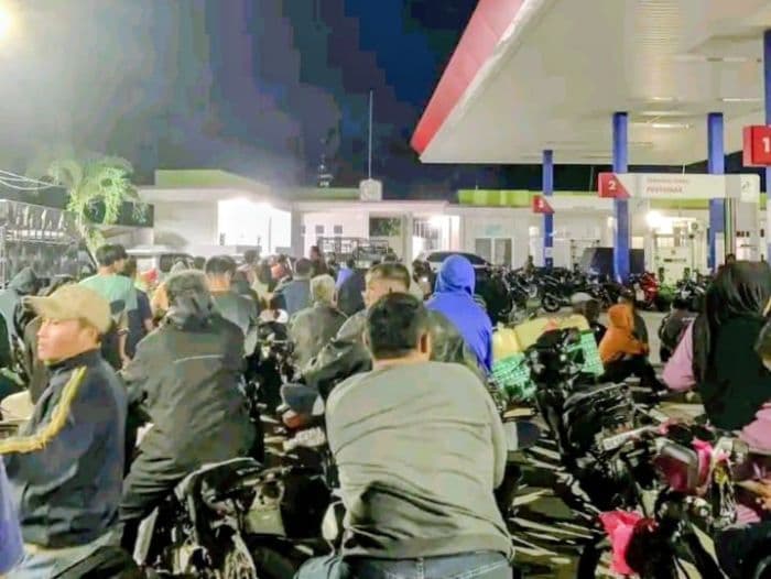 rela_antre_berjamjam_berburu_bbm_di_spbu_diduga_untuk_dijual_kembali_demi_keuntungan