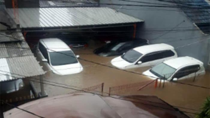 tips_aman_menyalakan_dan_merawat_mobil_setelah_terendam_banjir