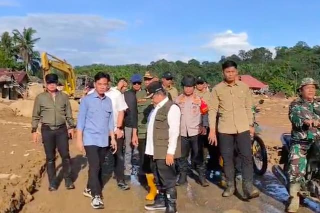 usai_jenguk_dan_berikan_bantuan_kepada_pengungsi_banjir_di_agam_wapres_gibran_terbang_ke_sumut