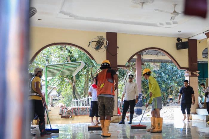 wali_kota_medan_bantu_perbaikan_masjid_muslimin_yang_rusak_parah_akibat_banjir