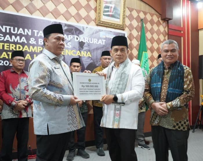 wamenag_serahkan_rp500_juta_bantuan_untuk_korban_banjir_dan_longsor_di_sumut