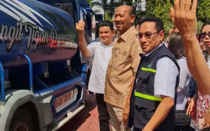 wamenkes_distribusikan_20_truk_air_bersih_untuk_korban_banjir_di_langkat