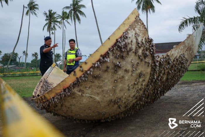diduga_dari_luar_angkasa_benda_misterius_seberat_500_kg_jatuh_di_malaysia