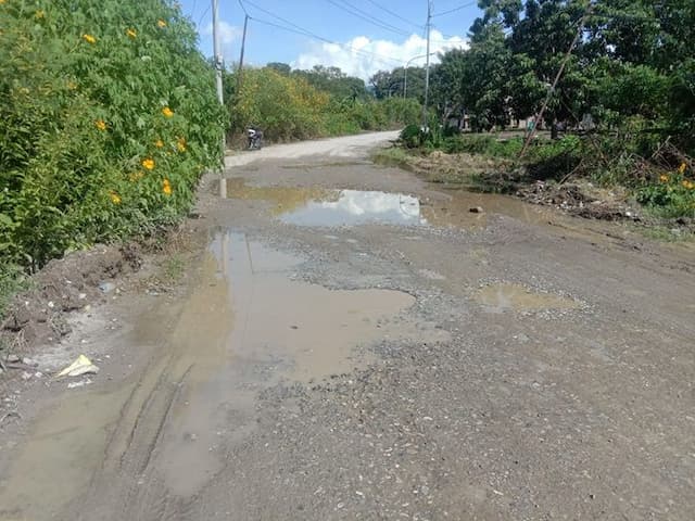 jalan_rusak_menuju_pantai_pasir_putih_parparean_dikeluhkan_wisatawan