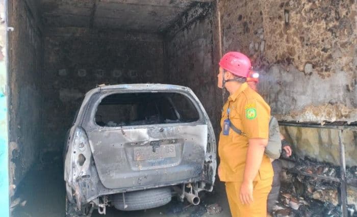 ruko_tiga_lantai_dan_mobil_terbakar_di_jalan_logam_