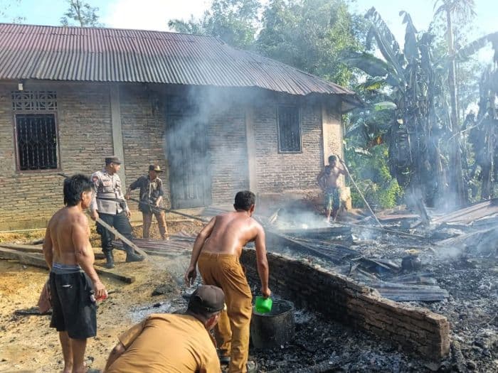 rumah_di_manduamas_tapteng_hangus_terbakar_kerugian_ditaksir_rp130_juta