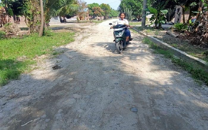 warga_dusun_iv_denai_kuala_60_tahun_tanpa_aspal_aktivitas_terganggu