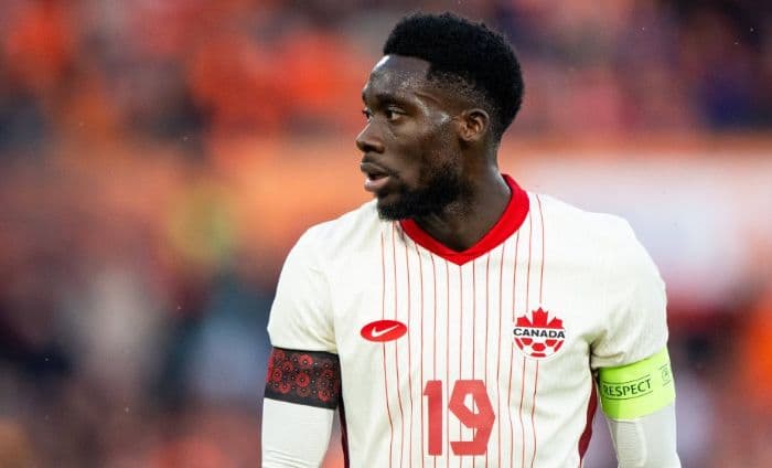 alphonso_davies_perpanjang_kontrak_di_bayern_munich_real_madrid_gigit_jari