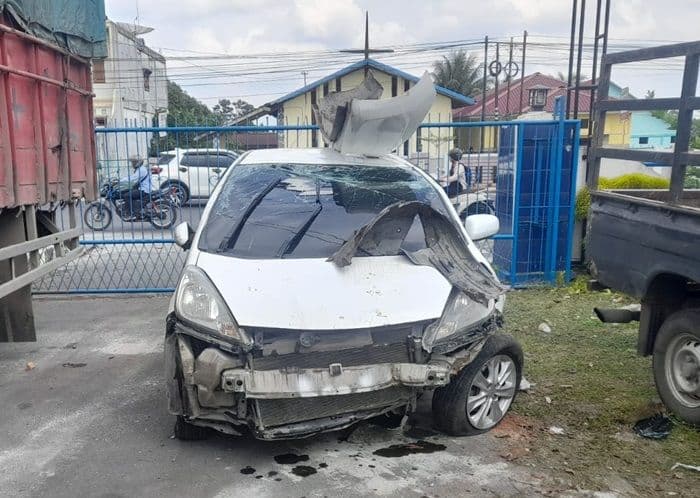 tabrak_pohon_di_jalinsum_siantar_mobil_honda_jazz_terbalik_dan_ringsek